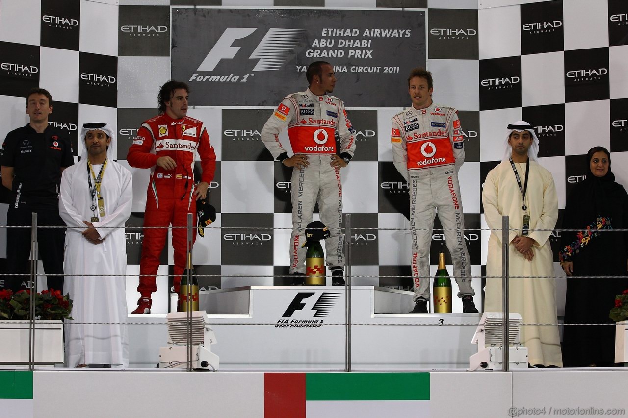 GP ABU DHABI, 13.11.2011- Gara, Lewis Hamilton (GBR), McLaren  Mercedes, MP4-26 vincitore, Fernando Alonso (ESP), Ferrari, F-150 Italia secondo e Jenson Button (GBR), McLaren  Mercedes, MP4-26 terzo 