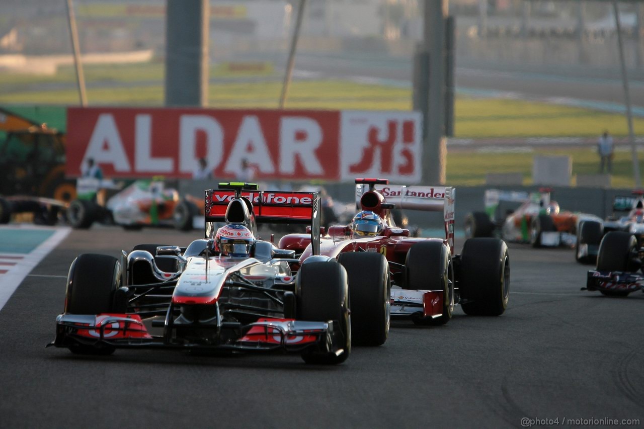 GP ABU DHABI, 13.11.2011- Gara, Jenson Button (GBR), McLaren Mercedes, MP4-26 e Fernando Alonso (ESP), Ferrari, F-150 Italia