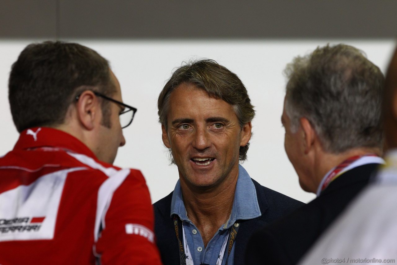 GP ABU DHABI, 13.11.2011- Gara, Stefano Domenicali (ITA), Team Principal, Roberto Mancini (ITA), Manchester City e Piero Ferrari (ITA), vice-president Ferrari