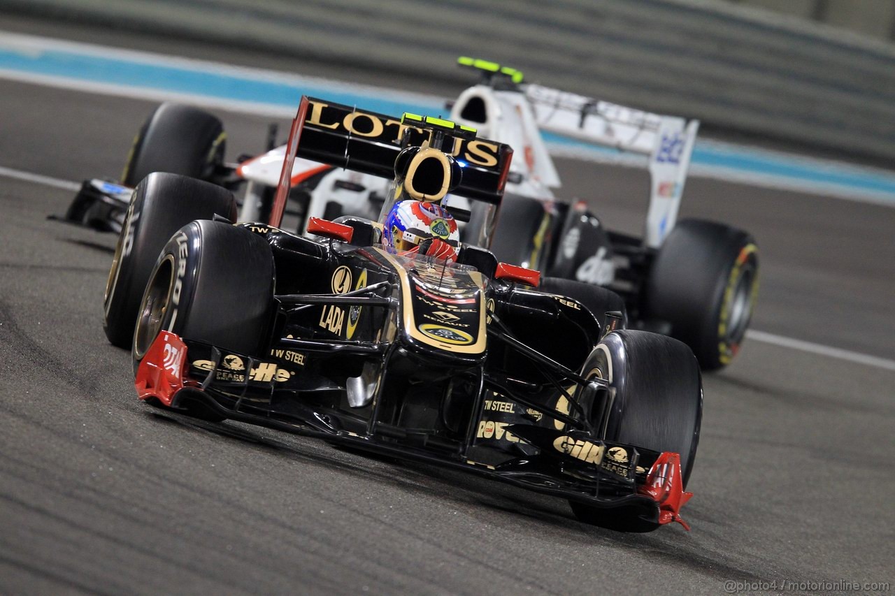 GP ABU DHABI, 13.11.2011- Gara, Vitaly Petrov (RUS), Lotus Renault GP, R31 e Sergio Pérez (MEX), Sauber F1 Team C30 