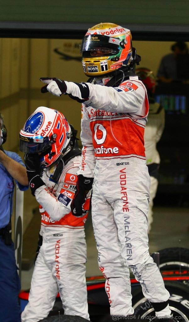GP ABU DHABI, 13.11.2011- Gara, Jenson Button (GBR), McLaren  Mercedes, MP4-26 terzo e Lewis Hamilton (GBR), McLaren  Mercedes, MP4-26 vincitore 