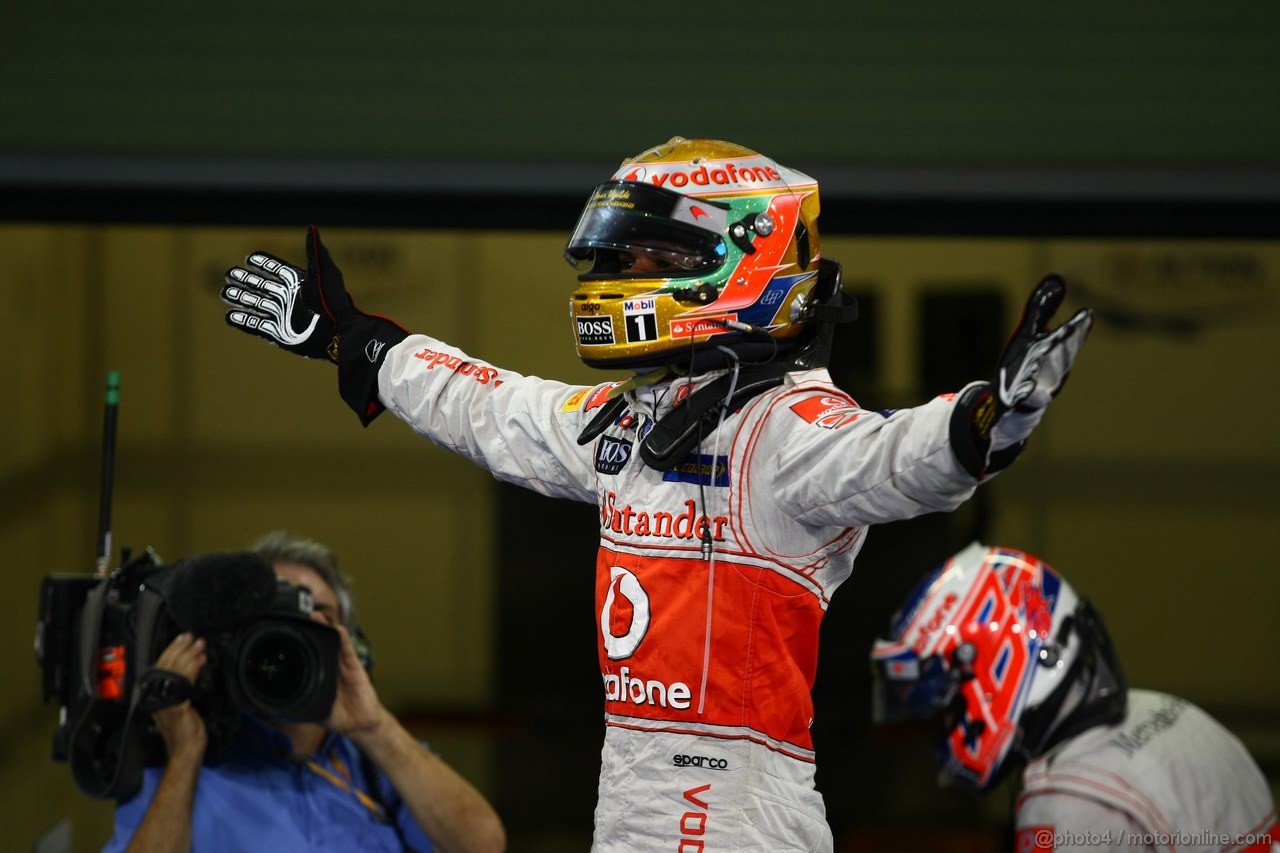 GP ABU DHABI, 13.11.2011- Gara, Lewis Hamilton (GBR), McLaren Mercedes, MP4-26 vincitore