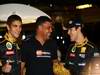 GP ABU DHABI, 13.11.2011- Vitaly Petrov (RUS), Lotus Renault GP, R31, Ronaldo (BRA), Ex soccer player e Bruno Senna (BRA), Lotus Renault GP R31 