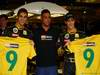 GP ABU DHABI, 13.11.2011- Vitaly Petrov (RUS), Lotus Renault GP, R31, Ronaldo (BRA), Ex soccer player e Bruno Senna (BRA), Lotus Renault GP R31 