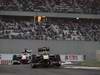 GP ABU DHABI, 13.11.2011- Gara, Bruno Senna (BRA), Lotus Renault GP R31 davanti a Daniel Ricciardo (AUS), HRT Formula One Team 
