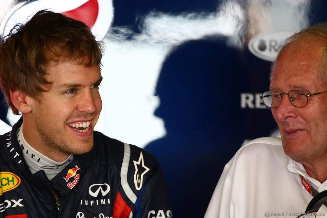GP ABU DHABI, 12.11.2011- Prove Libere 3, Sabato, Sebastian Vettel (GER), Red Bull Racing, RB7 e Helmut Marko (AUT), Red Bull Racing, Red Bull Advisor 