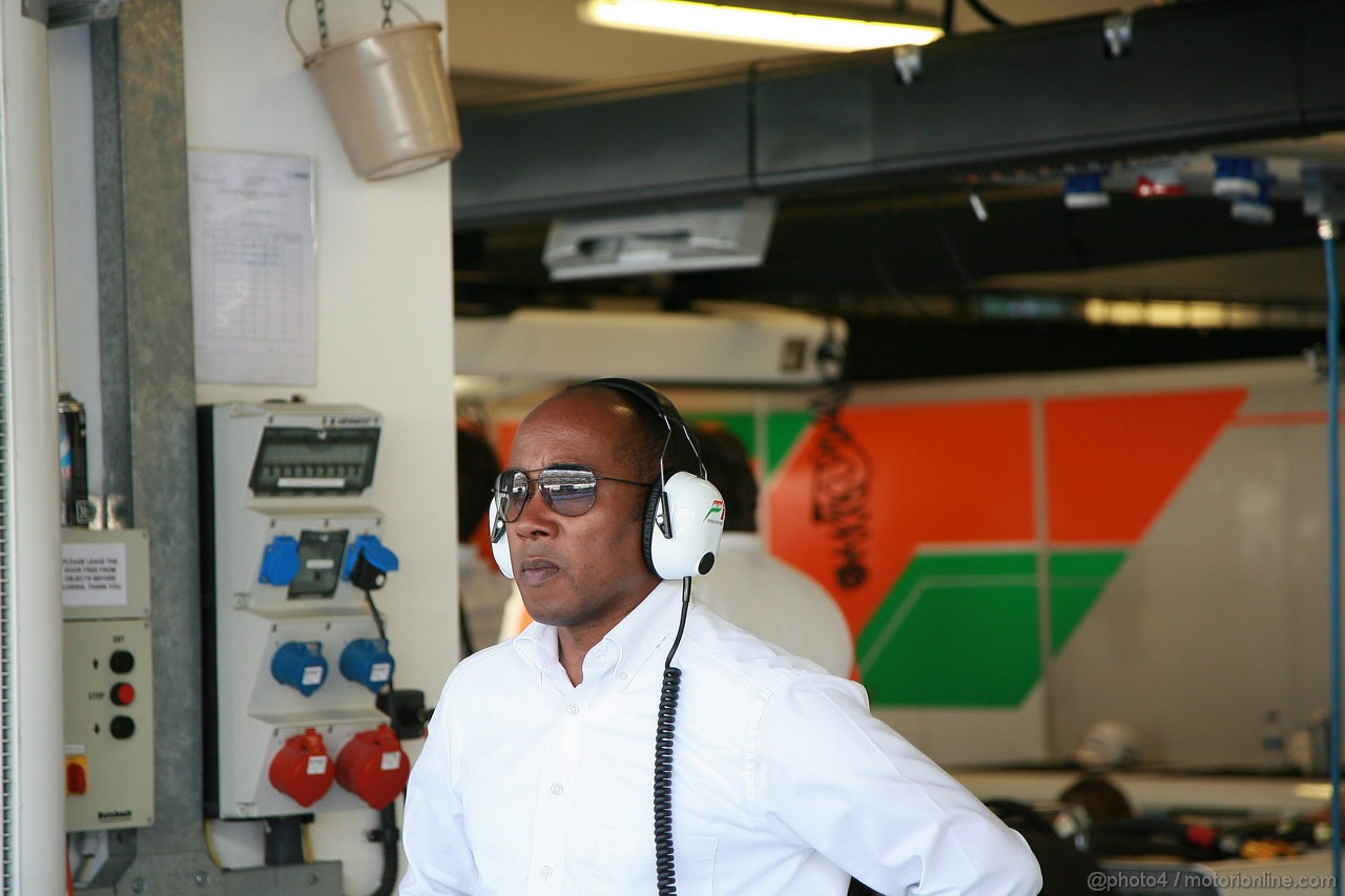 GP ABU DHABI, 12.11.2011- Prove Libere 3, Sabato, Anthony Hamilton (GBR), father of Lewis Hamilton(GBR) e manager of Paul di Resta (GBR) Force India VJM04 