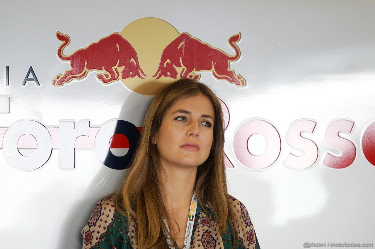 GP ABU DHABI, 12.11.2011- Prove Libere 3, Sabato, Ragazza in the garage of Toro Rosso