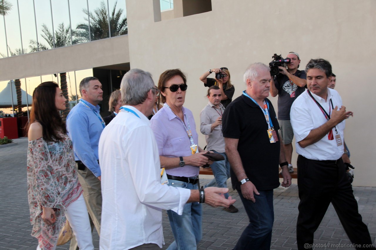 GP ABU DHABI, 12.11.2011- Qualifiche, Paul McCartney Arrives at the circuit