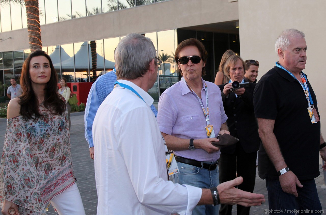 GP ABU DHABI, 12.11.2011- Qualifiche, Paul McCartney Arrives at the circuit with sua moglie