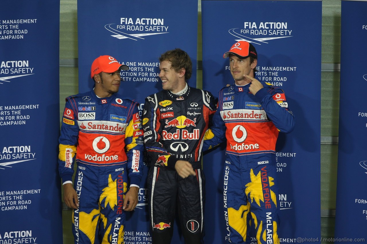 GP ABU DHABI, 12.11.2011- Qualifiche, Sebastian Vettel (GER), Red Bull Racing, RB7 pole position, Lewis Hamilton (GBR), McLaren  Mercedes, MP4-26 secondo e Jenson Button (GBR), McLaren  Mercedes, MP4-26 terzo 