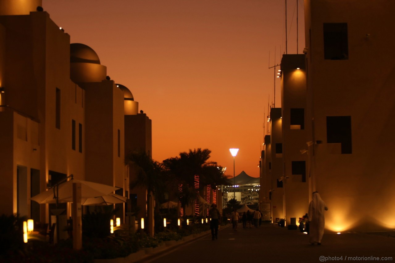 GP ABU DHABI, 12.11.2011- Qualifiche, Paddock