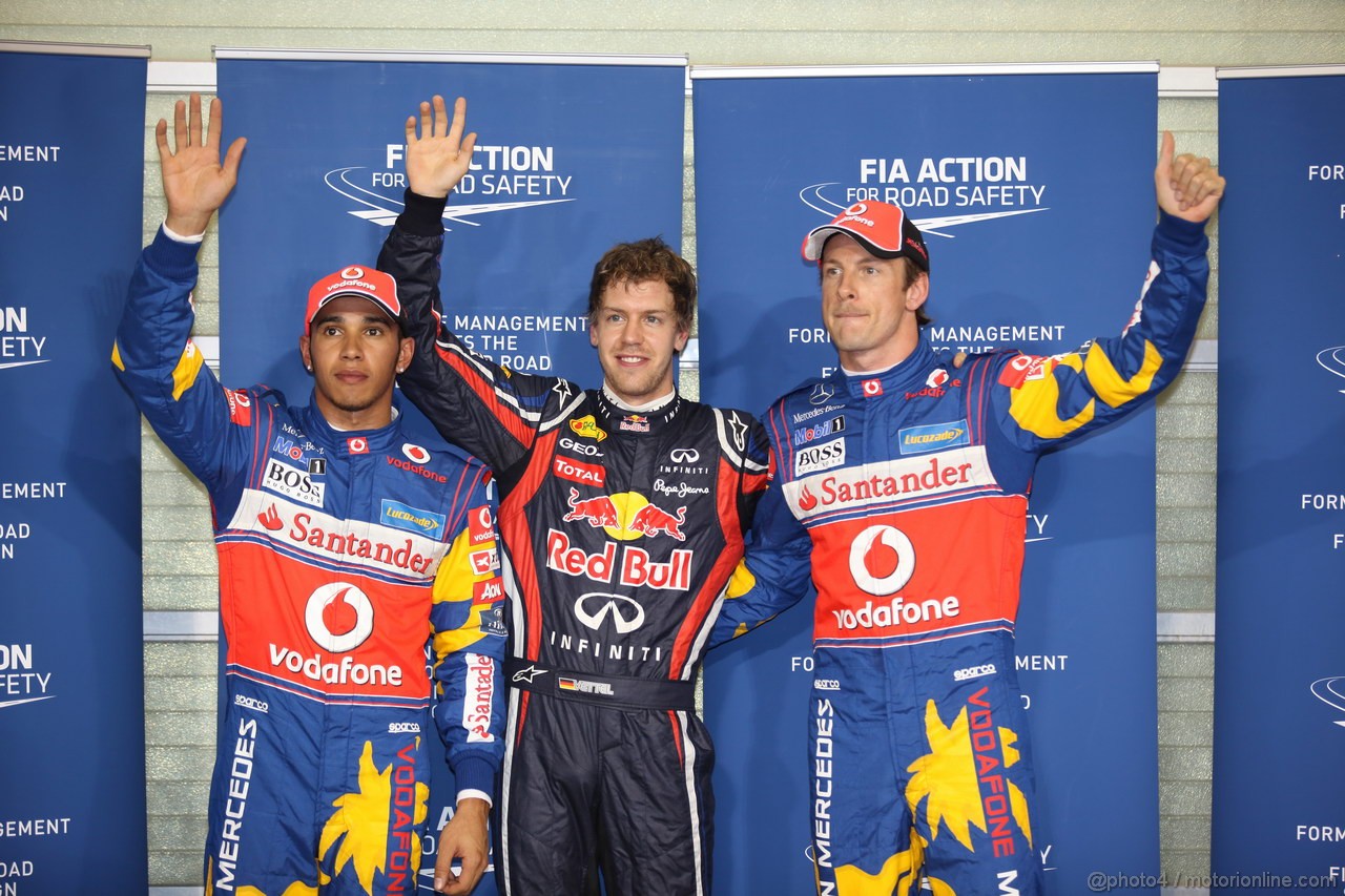 GP ABU DHABI, 12.11.2011- Qualifiche, Sebastian Vettel (GER), Red Bull Racing, RB7 pole position, Lewis Hamilton (GBR), McLaren  Mercedes, MP4-26 secondo e Jenson Button (GBR), McLaren  Mercedes, MP4-26 terzo 