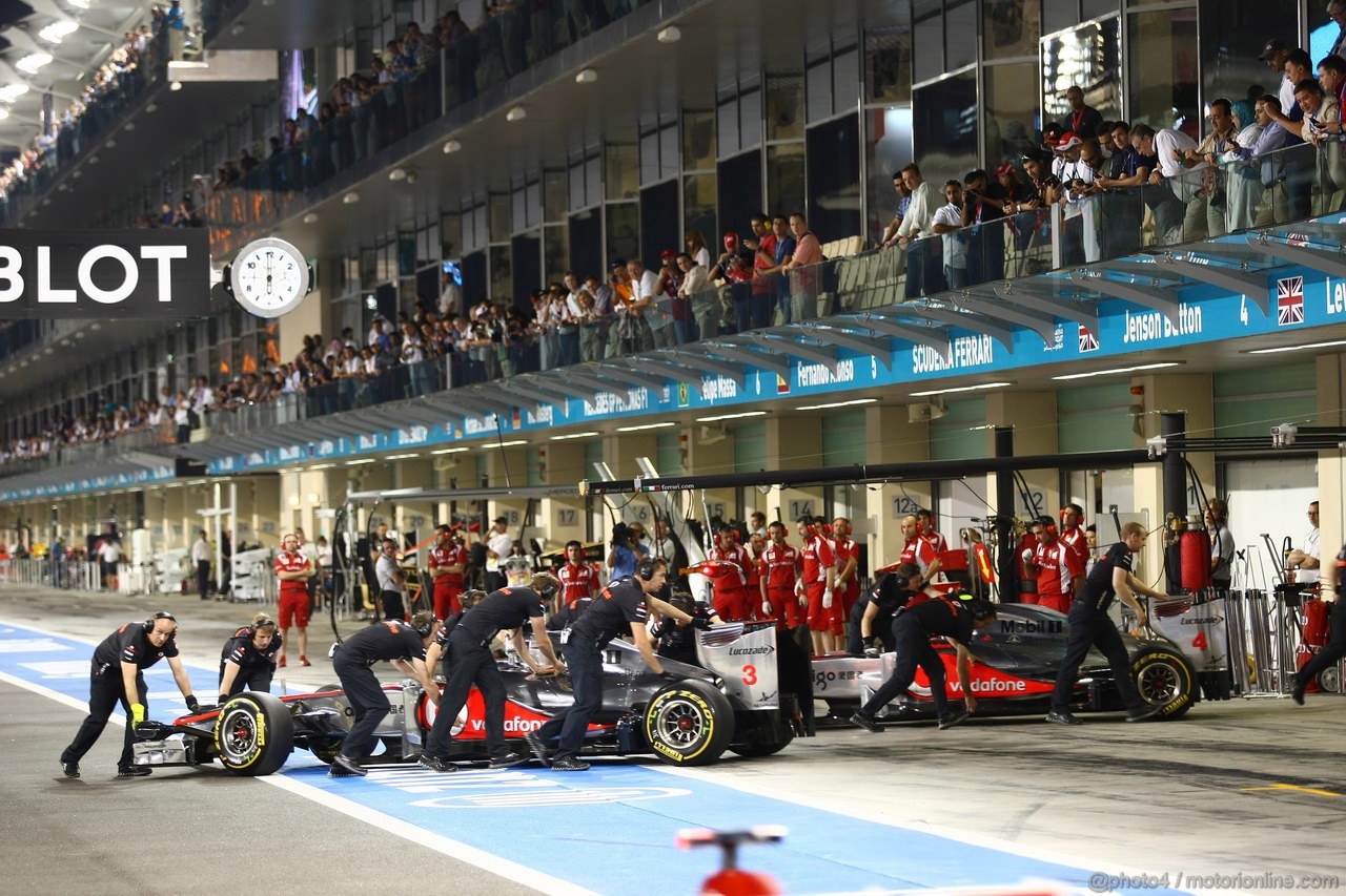 GP ABU DHABI, 12.11.2011- Qualifiche, Lewis Hamilton (GBR), McLaren  Mercedes, MP4-26 e Jenson Button (GBR), McLaren  Mercedes, MP4-26 
