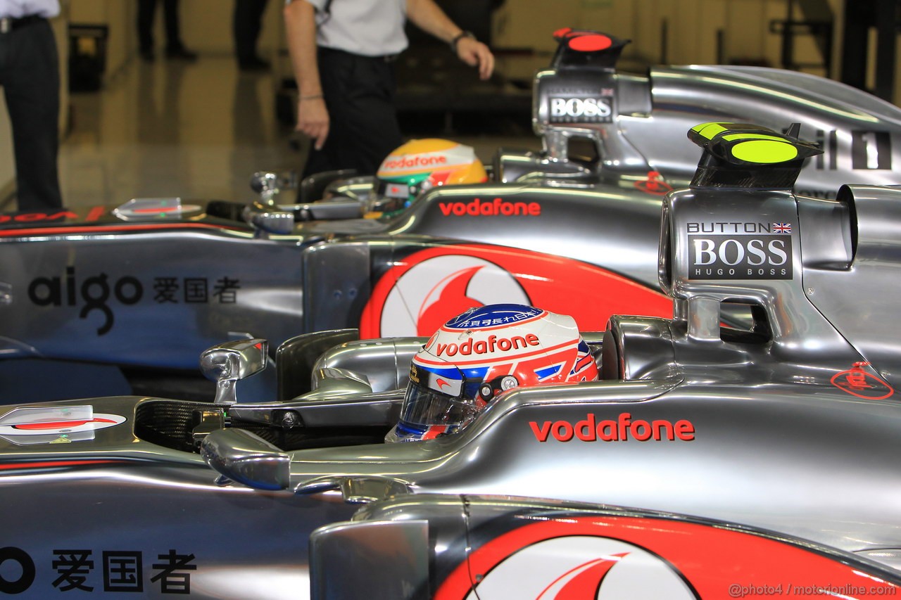 GP ABU DHABI, 12.11.2011- Qualifiche, Jenson Button (GBR), McLaren  Mercedes, MP4-26 e Lewis Hamilton (GBR), McLaren  Mercedes, MP4-26 
