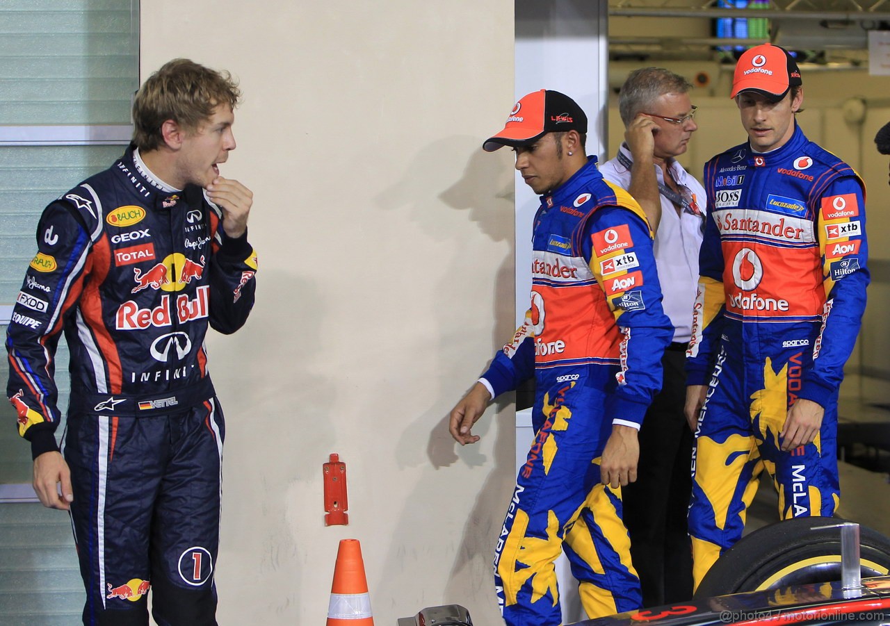 GP ABU DHABI, 12.11.2011- Qualifiche, Sebastian Vettel (GER), Red Bull Racing, RB7 pole position, Lewis Hamilton (GBR), McLaren  Mercedes, MP4-26 secondo e Jenson Button (GBR), McLaren  Mercedes, MP4-26 terzo 
