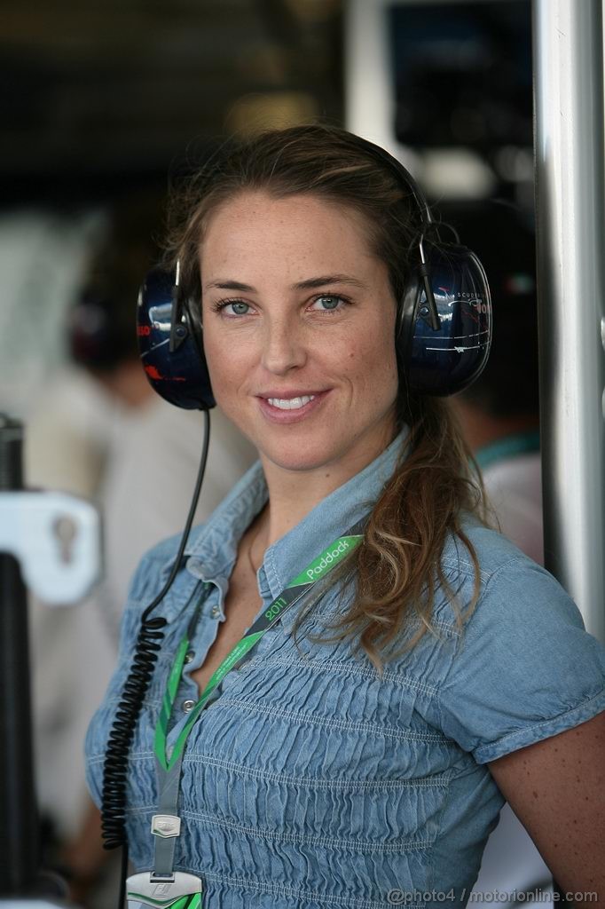 GP ABU DHABI, 11.11.2011- Prove Libere 1, Venerdi', Ragazza in the paddock 
