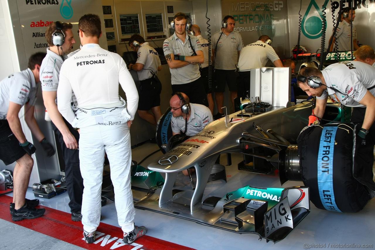 GP ABU DHABI, 11.11.2011- Prove Libere 1, Venerdi', Michael Schumacher (GER), Mercedes GP Petronas F1 Team, MGP W02 