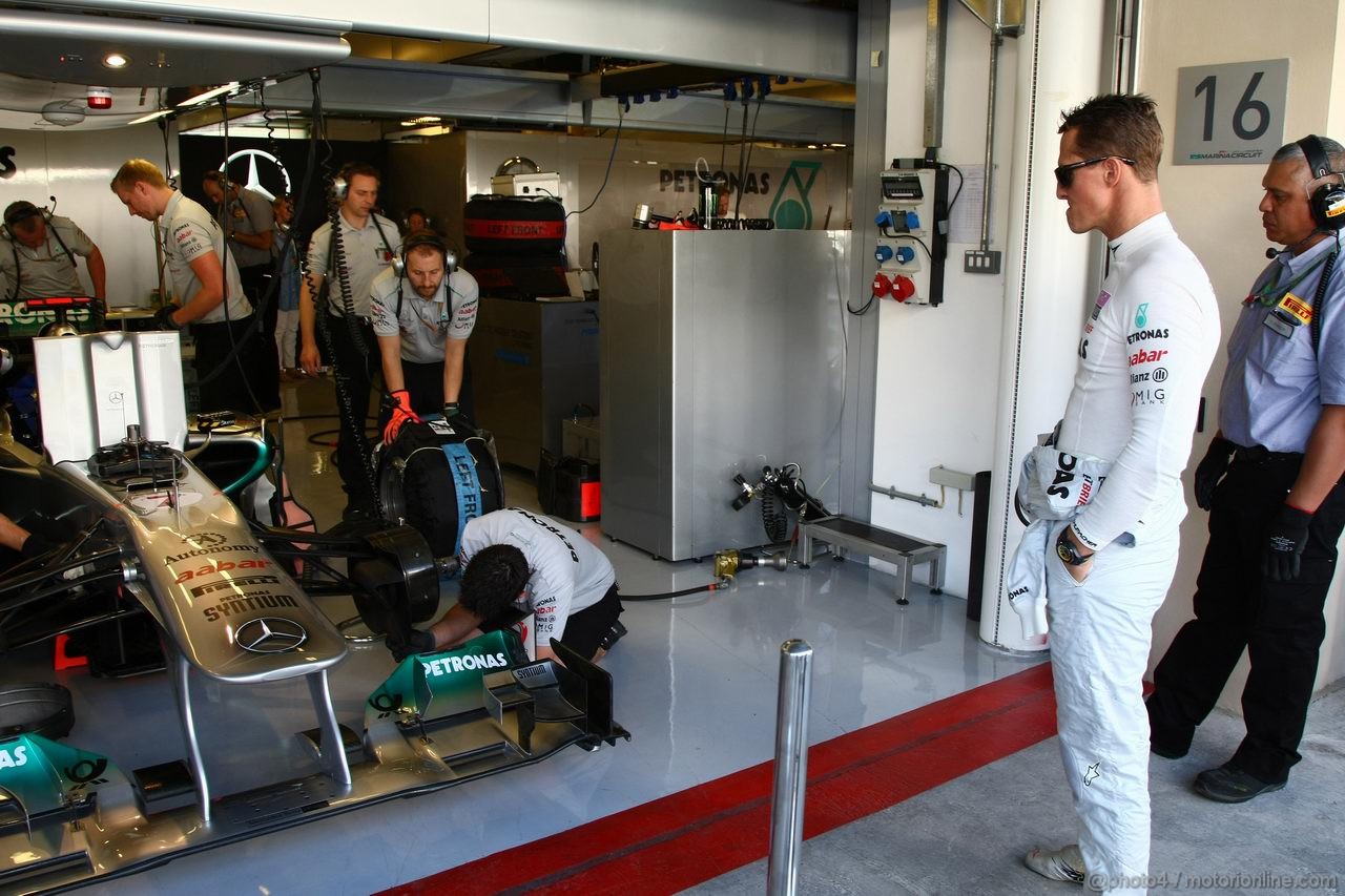 GP ABU DHABI, 11.11.2011- Prove Libere 1, Venerdi', Michael Schumacher (GER), Mercedes GP Petronas F1 Team, MGP W02