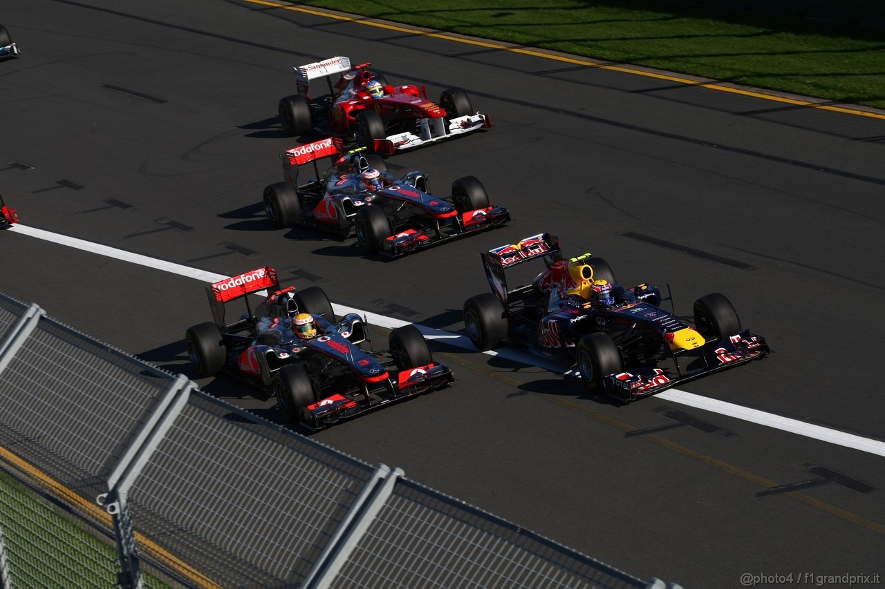 GP AUSTRALIA, 27.03.2011- Gara, partenza, Lewis Hamilton (GBR), McLaren  Mercedes, MP4-26 e Mark Webber (AUS), Red Bull Racing, RB7 