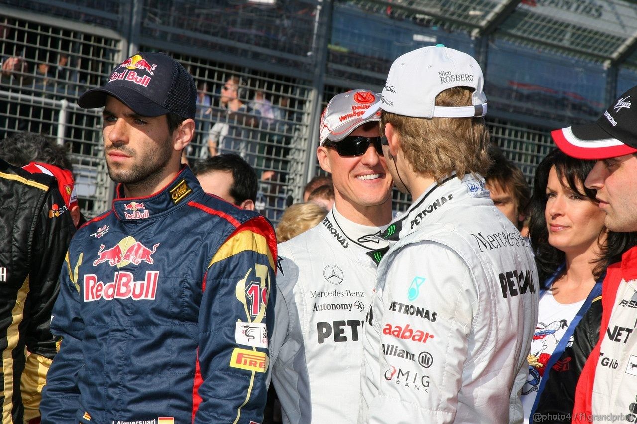 GP AUSTRALIA, 27.03.2011- Gara, Jaime Alguersuari (SPA), Scuderia Toro Rosso, STR6, Michael Schumacher (GER), Mercedes GP Petronas F1 Team, MGP W02 e Nico Rosberg (GER), Mercedes GP Petronas F1 Team, MGP W02 