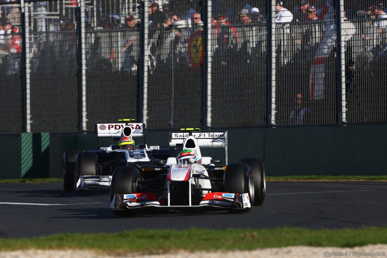 GP AUSTRALIA, 27.03.2011- Gara, Sergio Pérez (MEX), Sauber F1 Team C30 e Pastor Maldonado (VEN), Williams FW33 
