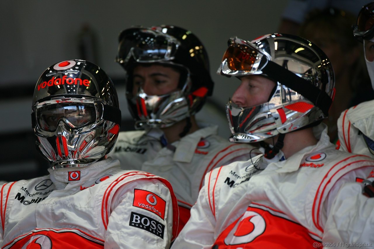 GP AUSTRALIA, 27.03.2011- Gara, Mechanics Mclaren Mercedes