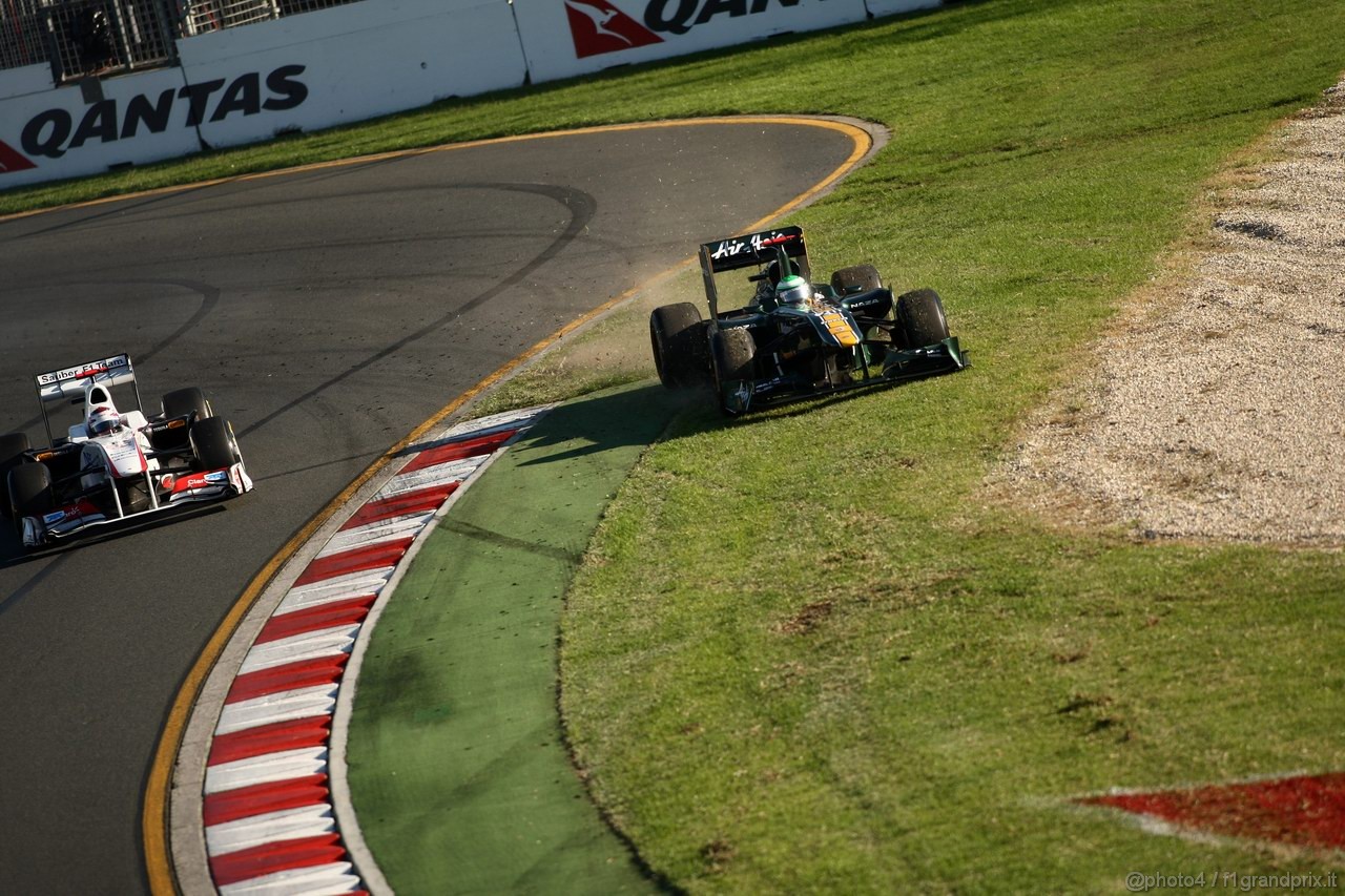GP AUSTRALIA, 27.03.2011- Gara, Kamui Kobayashi (JAP), Sauber F1 Team C30 e Heikki Kovalainen (FIN), Team Lotus, TL11 off trck