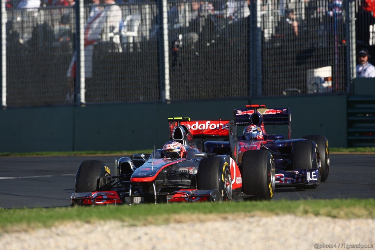 GP AUSTRALIA, 27.03.2011- Gara, Jenson Button (GBR), McLaren  Mercedes, MP4-26 e Sébastien Buemi (SUI), Scuderia Toro Rosso, STR6 