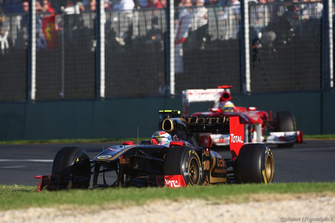 GP AUSTRALIA, 27.03.2011- Gara, Vitaly Petrov (RUS), Lotus Renault GP, R31 davanti a Fernando Alonso (ESP), Ferrari, F-150 Italia 