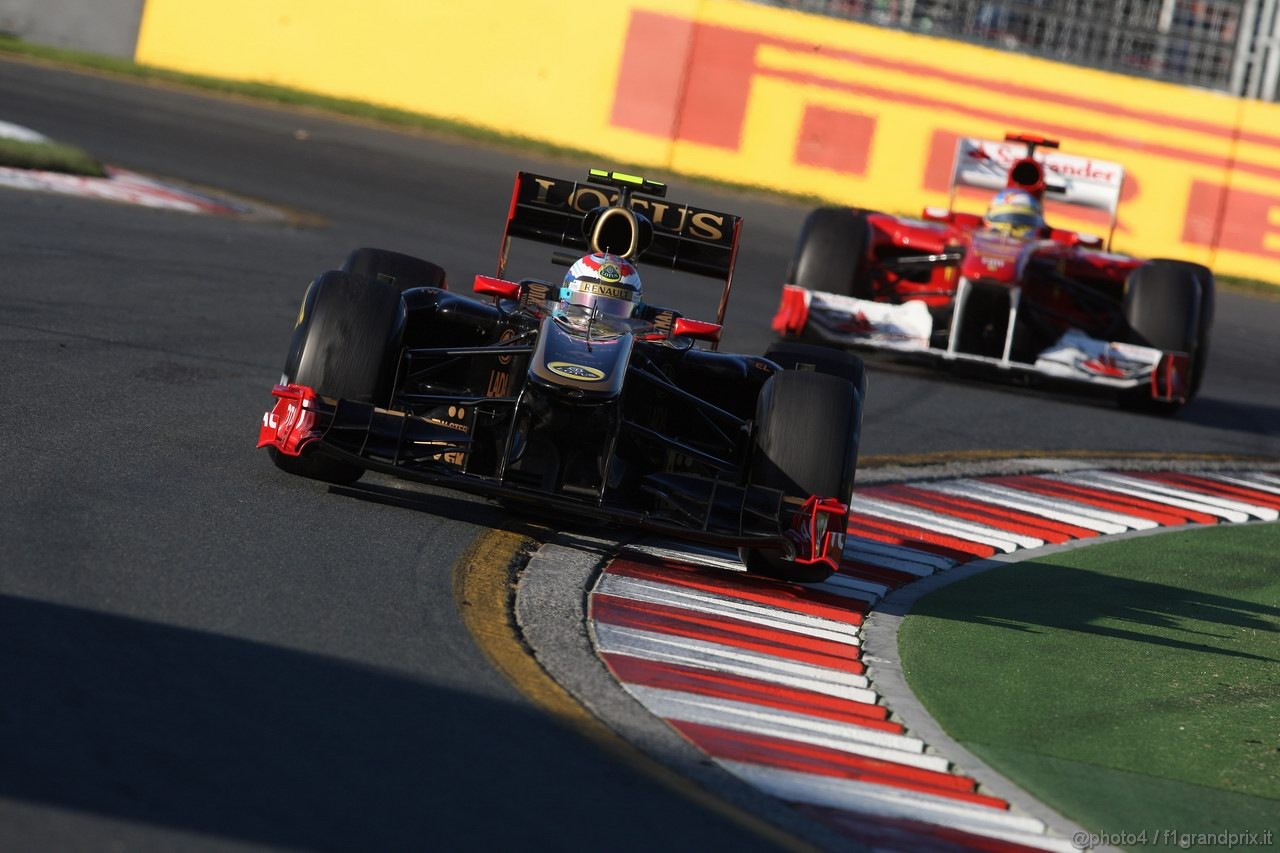GP AUSTRALIA, 27.03.2011- Gara, Vitaly Petrov (RUS), Lotus Renault GP, R31 davanti a Fernando Alonso (ESP), Ferrari, F-150 Italia 