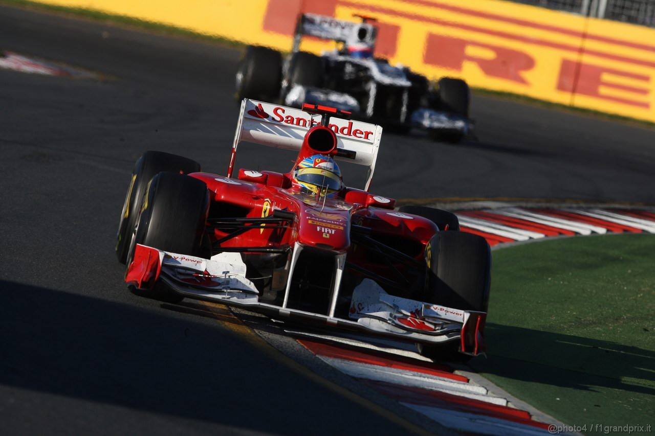 GP AUSTRALIA, 27.03.2011- Gara, Fernando Alonso (ESP), Ferrari, F-150 Italia davanti a Rubens Barrichello (BRA), Williams FW33 
