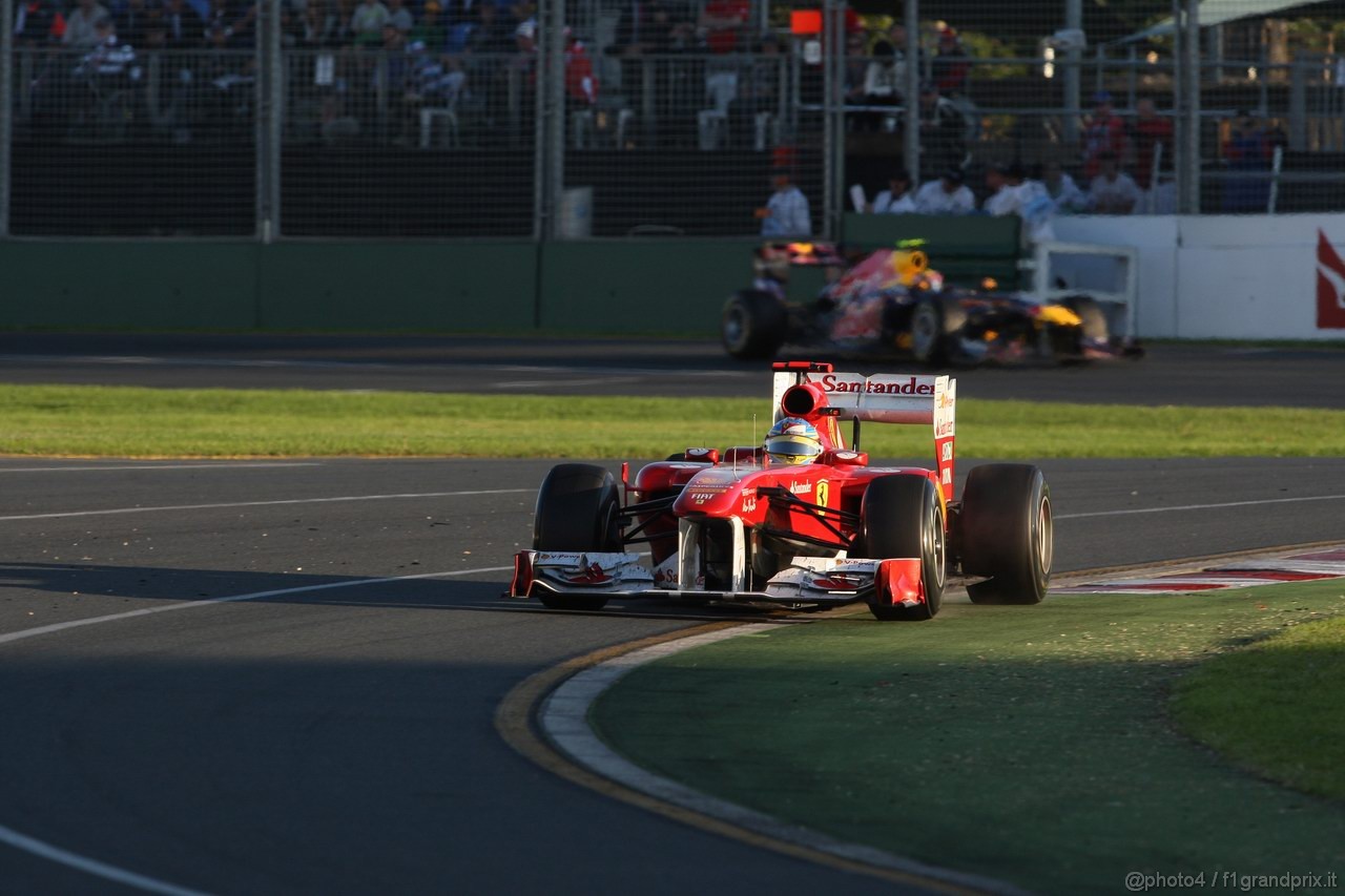 GP AUSTRALIA, 27.03.2011- Gara, Fernando Alonso (ESP), Ferrari, F-150 Italia davanti a Mark Webber (AUS), Red Bull Racing, RB7 