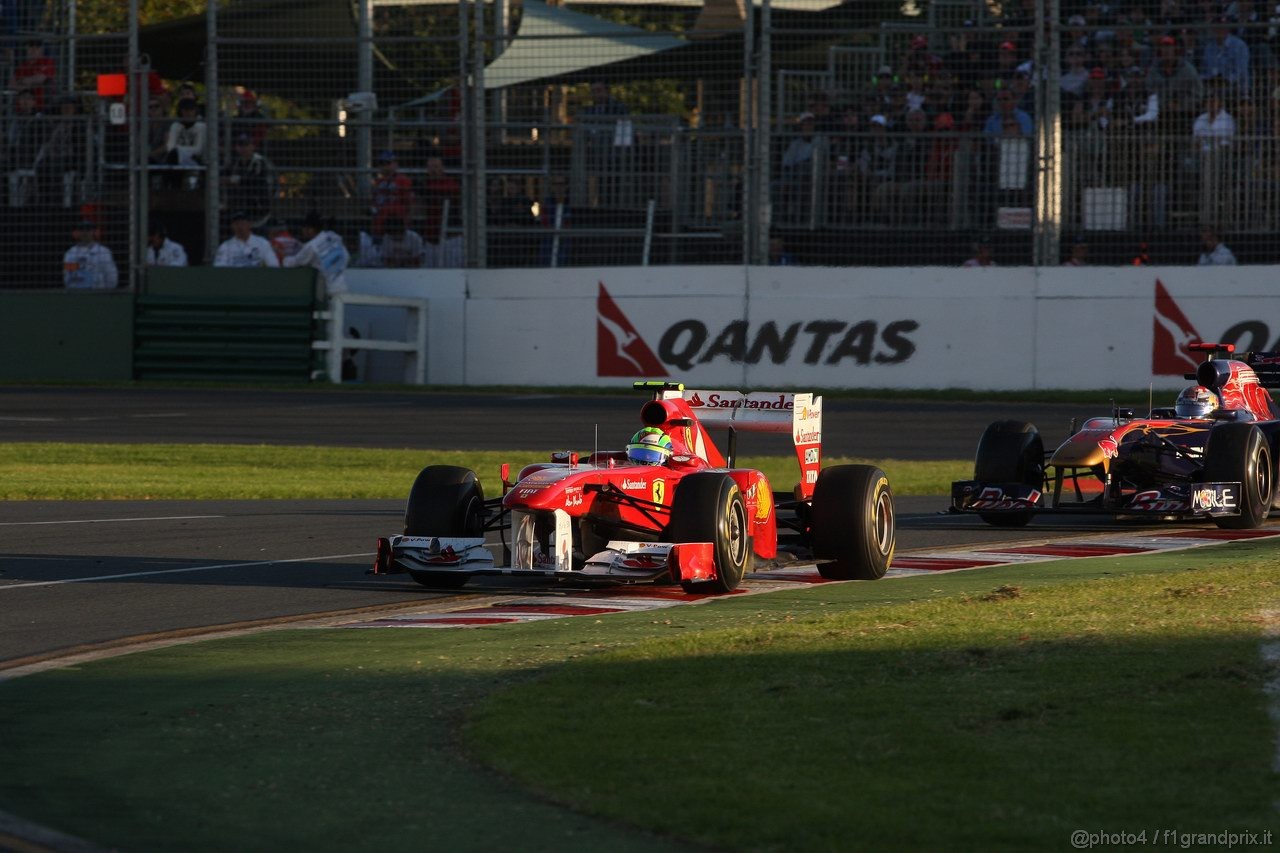 GP AUSTRALIA, 27.03.2011- Gara, Felipe Massa (BRA), Ferrari, F-150 Italia davanti a Sébastien Buemi (SUI), Scuderia Toro Rosso, STR6 