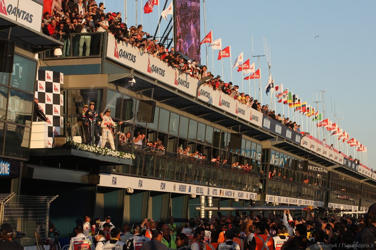 GP AUSTRALIA, 27.03.2011- Gara, Sebastian Vettel (GER), Red Bull Racing, RB7 vincitore, Lewis Hamilton (GBR), McLaren  Mercedes, MP4-26 secondo e Vitaly Petrov (RUS), Lotus Renault GP, R31 terzo 