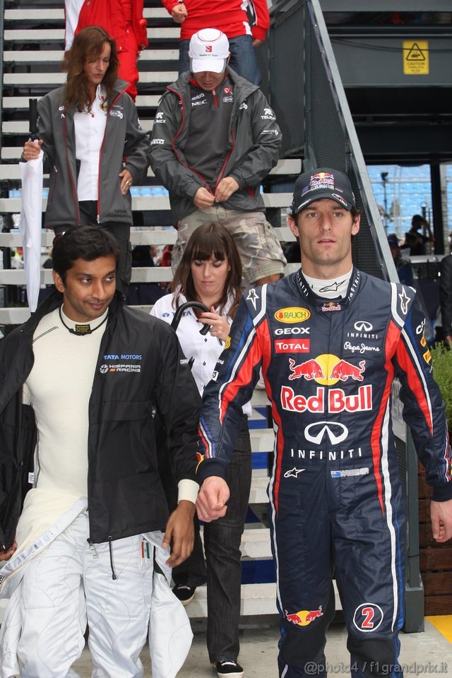 GP AUSTRALIA, 24.03.2011- Mark Webber (AUS), Red Bull Racing, RB7 e Narain Karthikeyan (IND), Hispania Racing F1 Team, HRT 