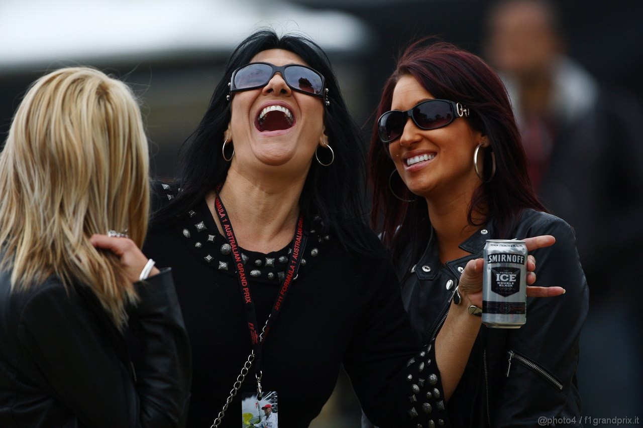 GP AUSTRALIA, 26.03.2011- Qualifiche, Ragazzas in the paddock 