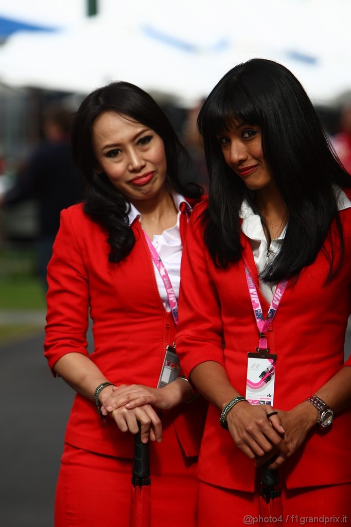 GP AUSTRALIA, 25.03.2011- Prove Libere 2, Venerdi', Ragazzas in the paddock 