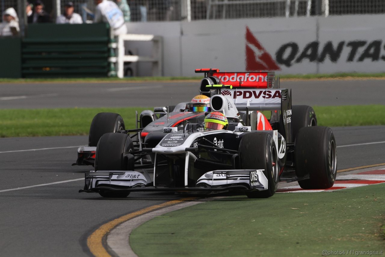 GP AUSTRALIA, 25.03.2011- Prove Libere 2, Venerdi', Lewis Hamilton (GBR), McLaren  Mercedes, MP4-26 e Pastor Maldonado (VEN), Williams FW33 