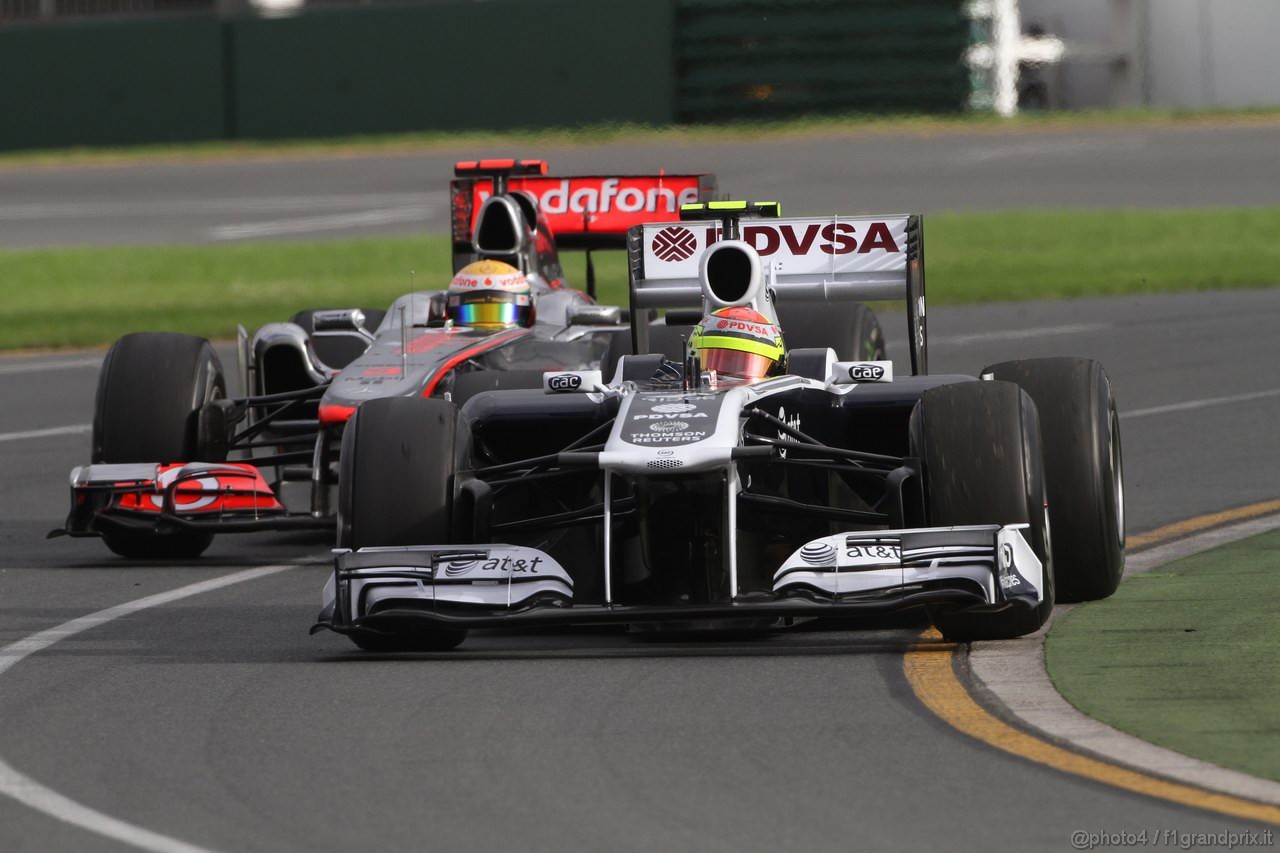 GP AUSTRALIA, 25.03.2011- Prove Libere 2, Venerdi', Lewis Hamilton (GBR), McLaren  Mercedes, MP4-26 e Pastor Maldonado (VEN), Williams FW33 