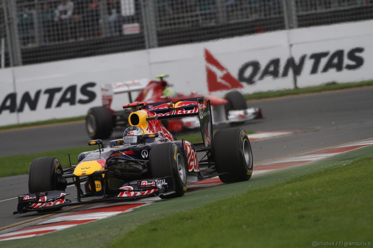 GP AUSTRALIA, 25.03.2011- Prove Libere 2, Venerdi', Sebastian Vettel (GER), Red Bull Racing, RB7 davanti a Felipe Massa (BRA), Ferrari, F-150 Italia 