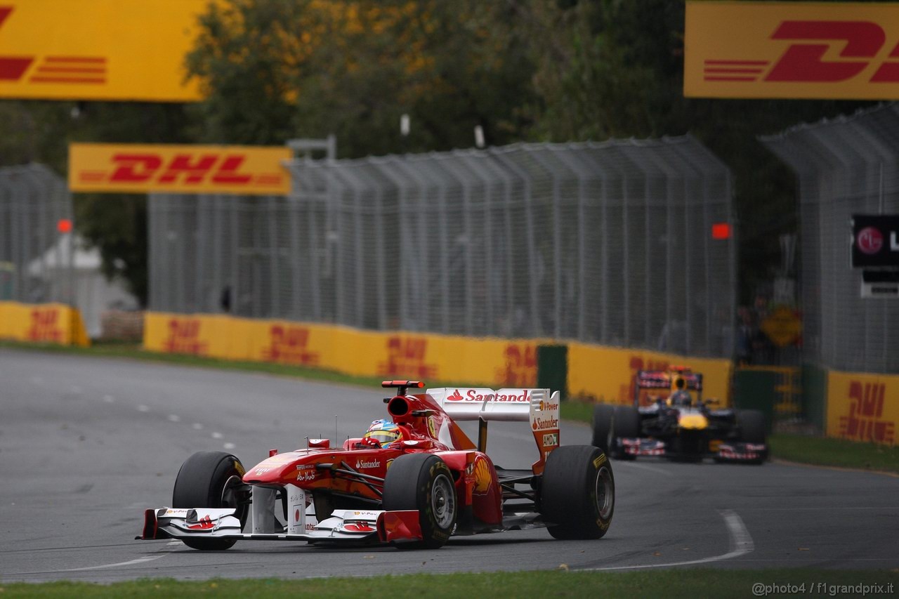 GP AUSTRALIA, 25.03.2011- Prove Libere 2, Venerdi', Fernando Alonso (ESP), Ferrari, F-150 Italia davanti a Sebastian Vettel (GER), Red Bull Racing, RB7 