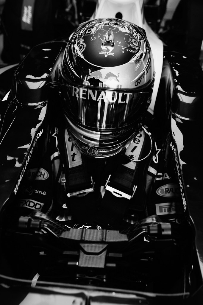 GP AUSTRALIA, MELBOURNE, AUSTRALIA - MARCH 25:  Sebastian Vettel of Germany e Red Bull Racing prepares to drive during practice for the Australian Formula One Grand Prix at the Albert Park Circuit on March 25, 2011 in Melbourne, Australia.  (Photo by Mark Thompson/Getty Images)