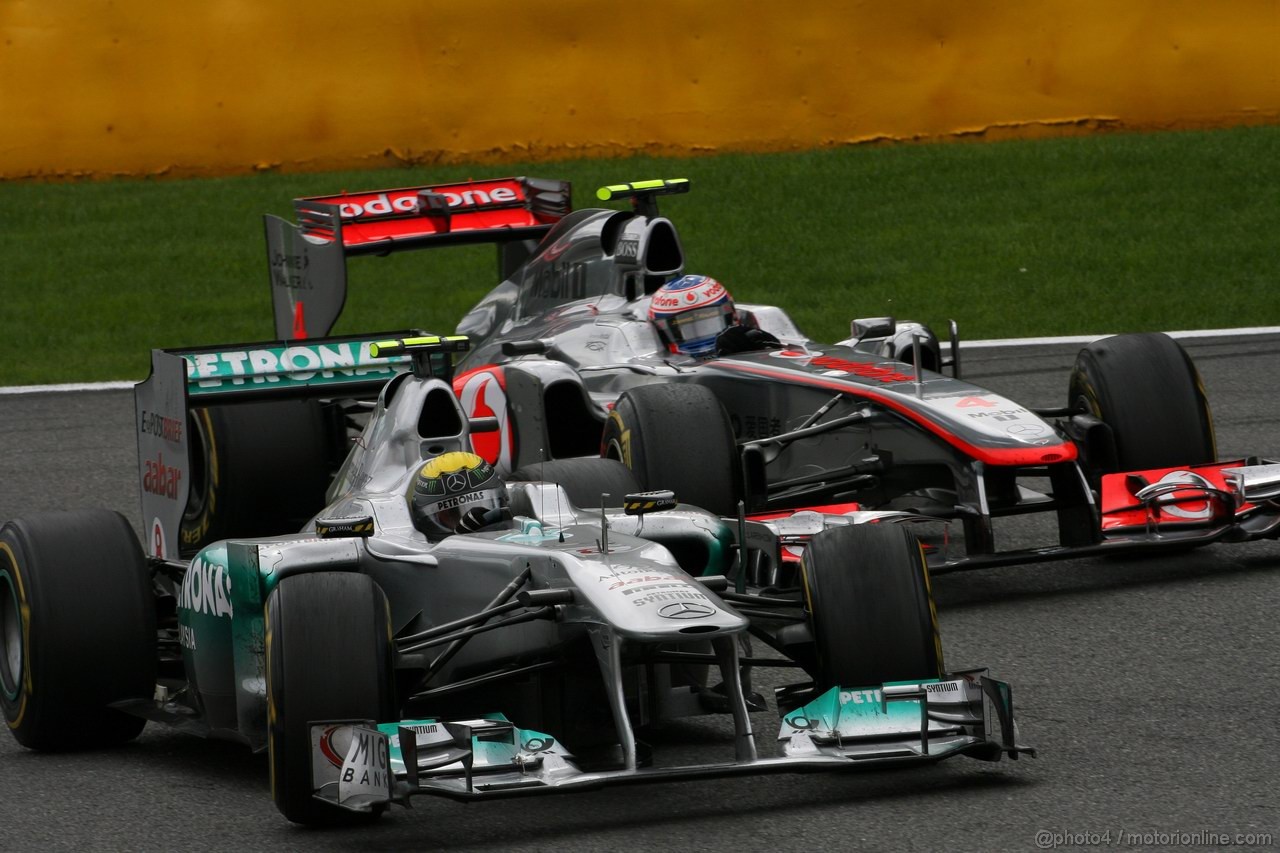 GP BELGIO, 28.08.2011- Gara, Nico Rosberg (GER), Mercedes GP Petronas F1 Team, MGP W02 e Jenson Button (GBR), McLaren Mercedes, MP4-26