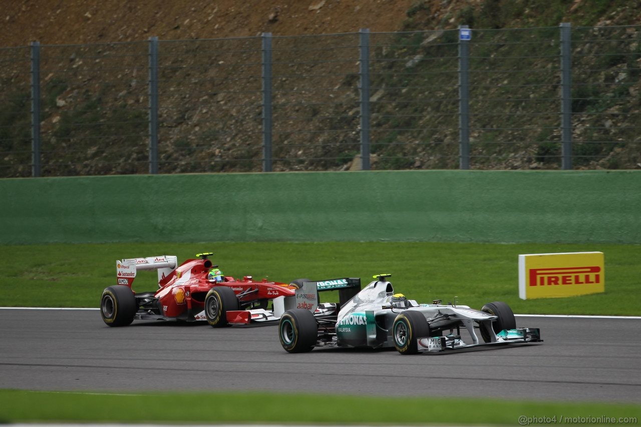 GP BELGIO, 28.08.2011- Gara, Nico Rosberg (GER), Mercedes GP Petronas F1 Team, MGP W02 davanti a Felipe Massa (BRA), Ferrari, F-150 Italia 