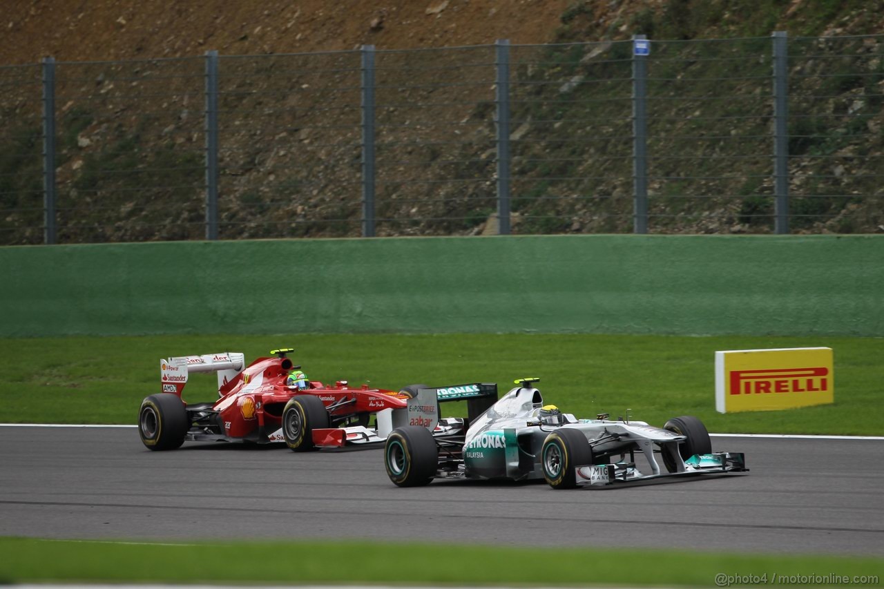 GP BELGIO, 28.08.2011- Gara, Nico Rosberg (GER), Mercedes GP Petronas F1 Team, MGP W02 davanti a Felipe Massa (BRA), Ferrari, F-150 Italia