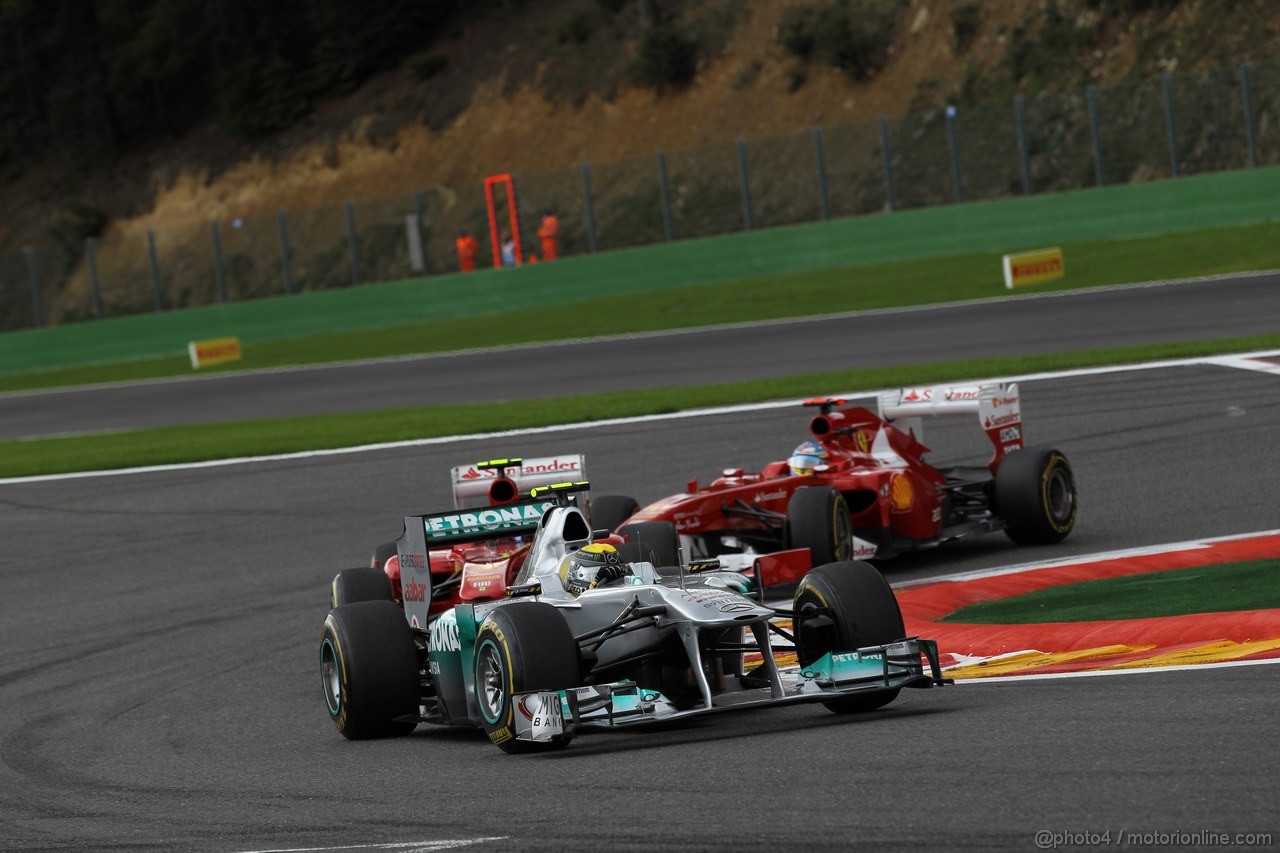 GP BELGIO, 28.08.2011- Gara, Nico Rosberg (GER), Mercedes GP Petronas F1 Team, MGP W02 davanti a Fernando Alonso (ESP), Ferrari, F-150 Italia 