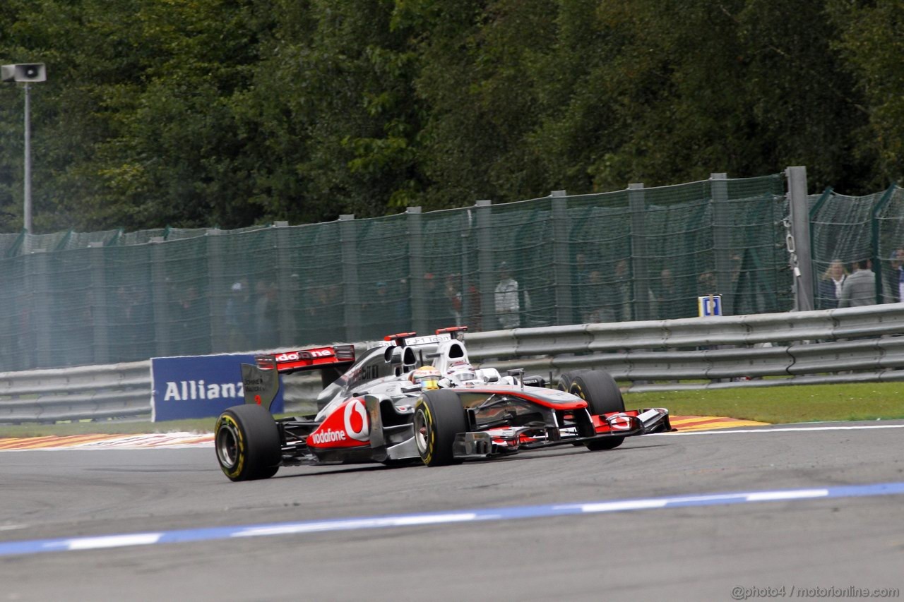 GP BELGIO, 28.08.2011- Gara, Crash, Lewis Hamilton (GBR), McLaren Mercedes, MP4-26 e Kamui Kobayashi (JAP), Sauber F1 Team C30