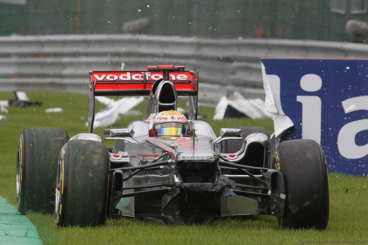 GP BELGIO, 28.08.2011- Gara, Crash, Lewis Hamilton (GBR), McLaren  Mercedes, MP4-26 