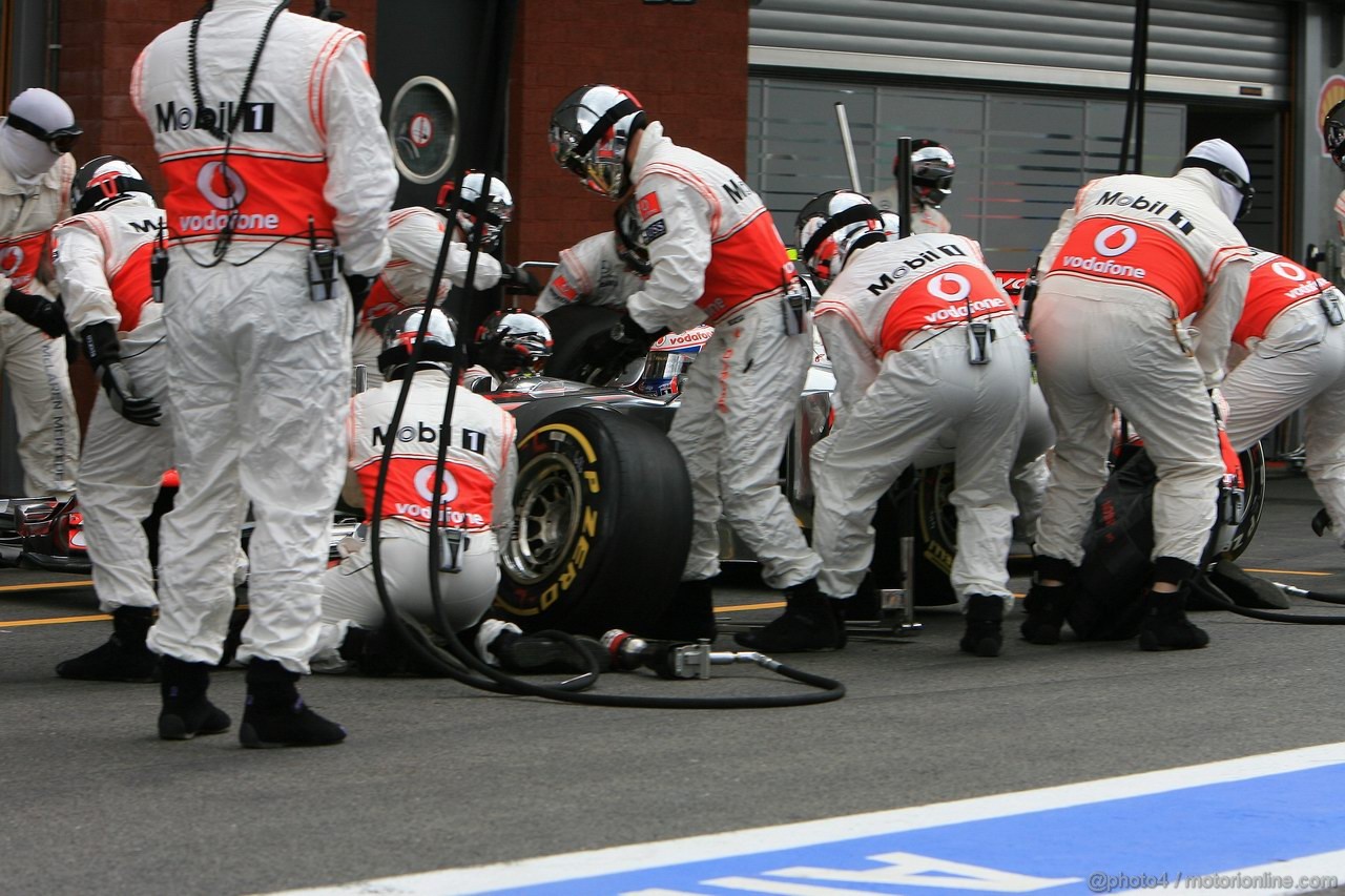 GP BELGIO, 28.08.2011- Gara, Pit Stop, Jenson Button (GBR), McLaren  Mercedes, MP4-26 